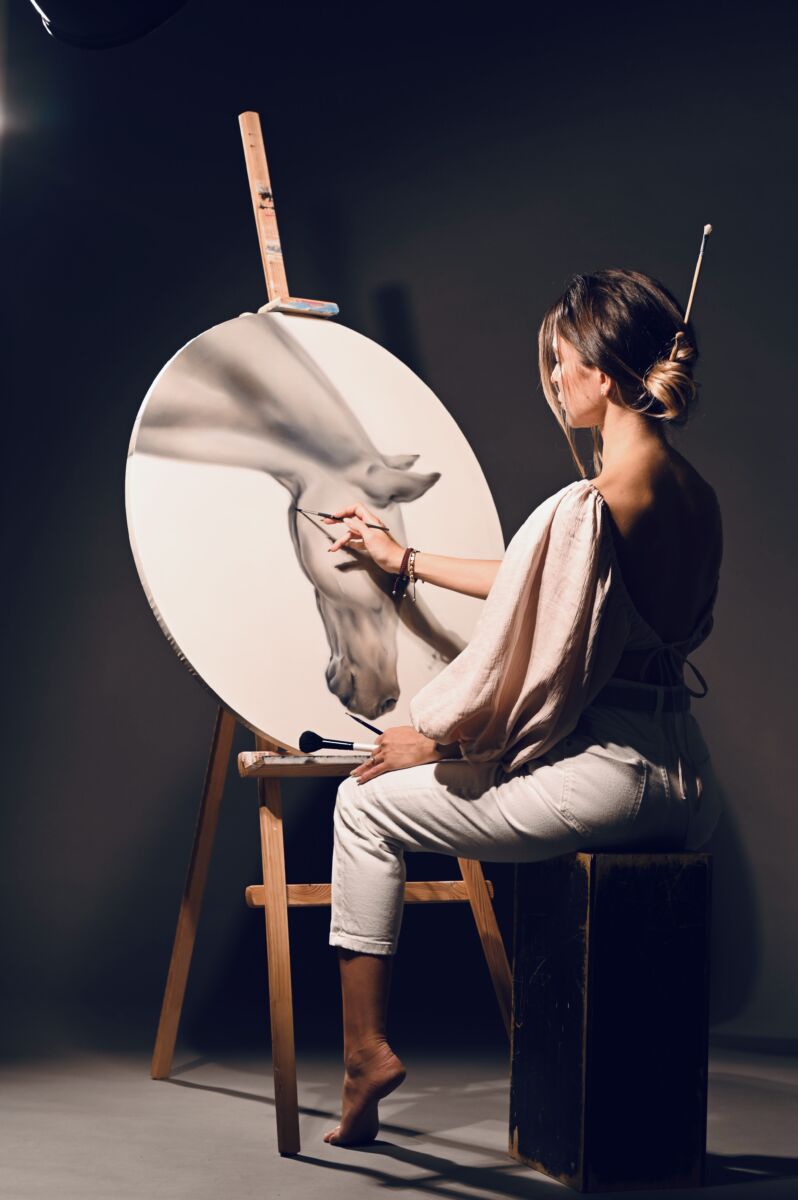 Iliana Ilieva mentre dipinge